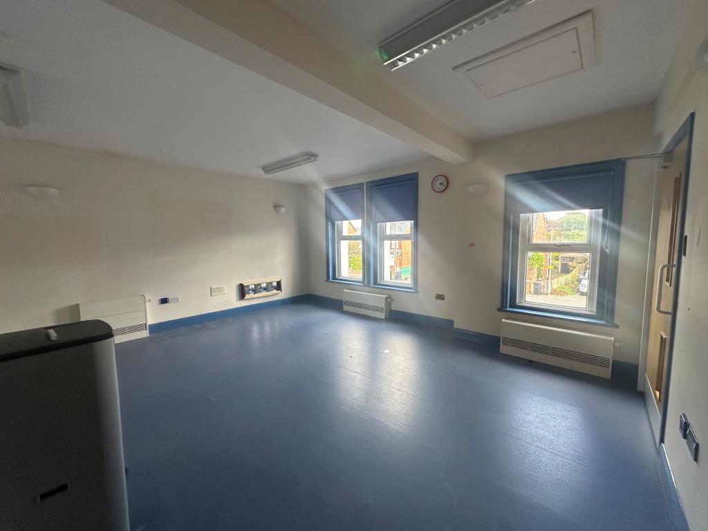 Lot: 68 - DETACHED FREEHOLD PROPERTY WITH POTENTIAL - L shaped first floor room alternative view